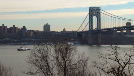 Los-Barcos-Viajan-Por-El-Río-Hudson,-Cerca-Del-Puente-George-Washington.