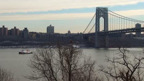 los barcos viajan por el río hudson cerca del puente george washington