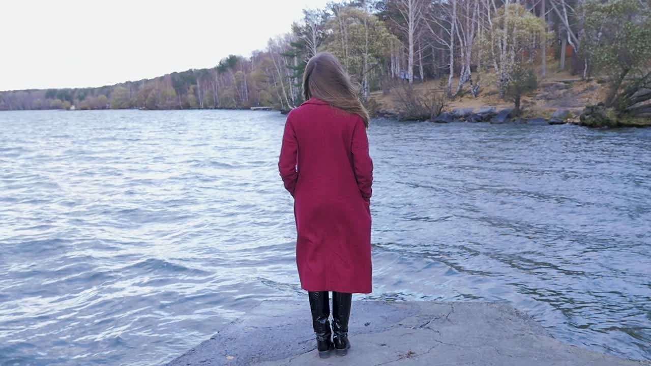 Nainen järven rannalla