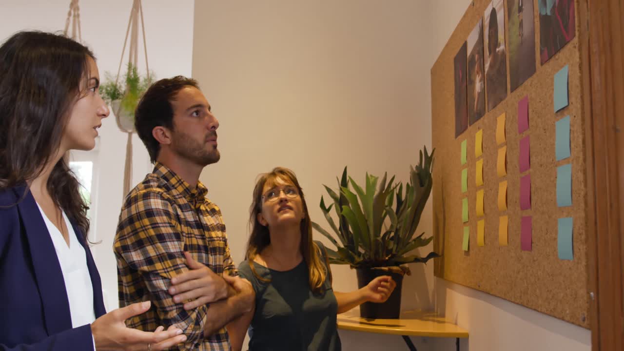 profesionales creativos de la generación del milenio trabajando en una oficina creativa