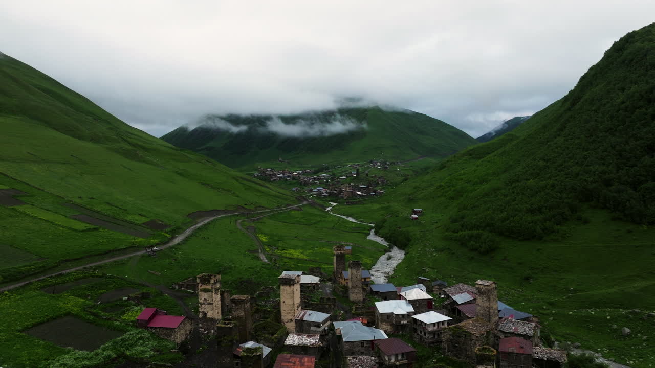 clima lluvioso en el antiguo pueblo de montaña de ushguli en svaneti, georgia