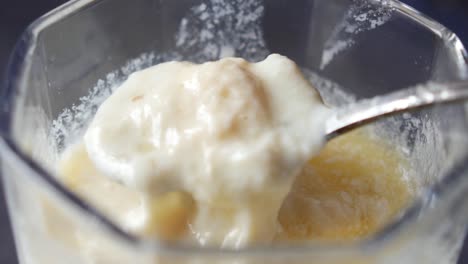 un vaso de leche entera en la mesa .