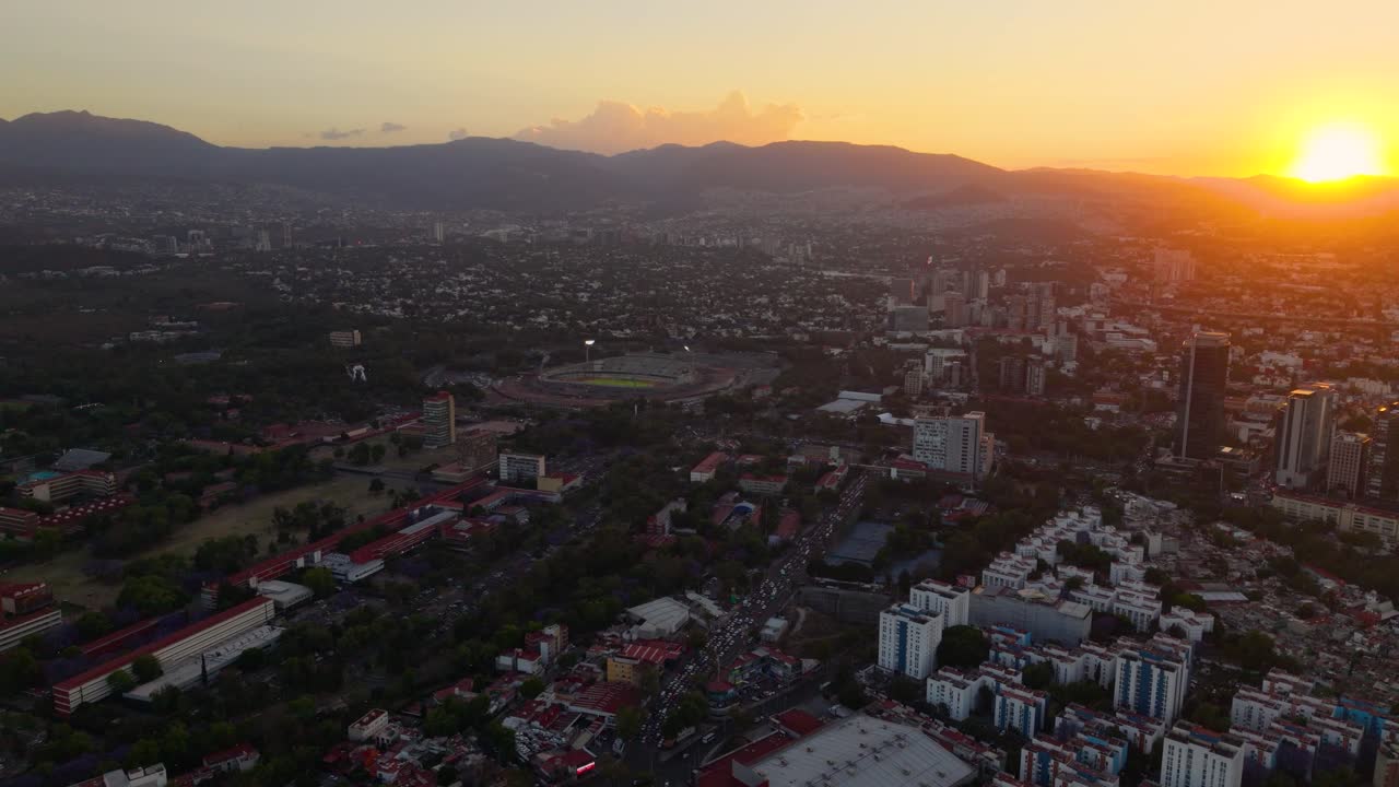Filmato da drone al tramonto di un paesaggio urbano nel sud di CDMX.
