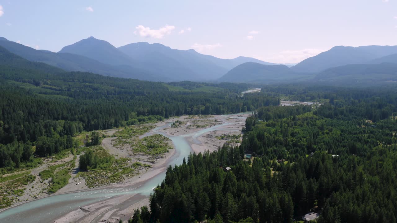 lecho del río cowlitz y exuberante paisaje verde del parque nacional del monte rainier durante la mañana soleada