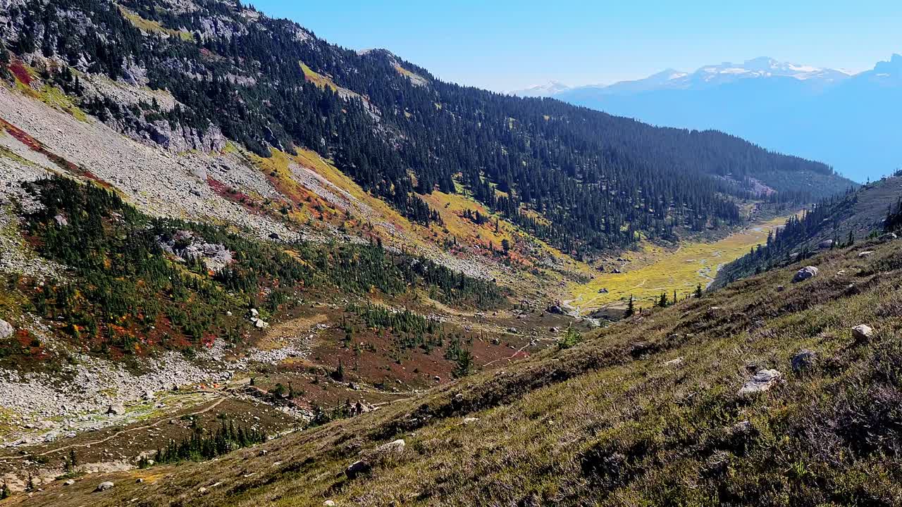 hermoso valle de montaña en un soleado día de verano - pan revela de los prados de brandy en bc canadá con excursionistas