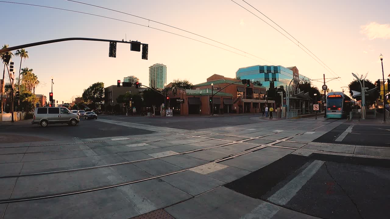 time-lapse de peatones en una intersección en el centro de tempe, arizona