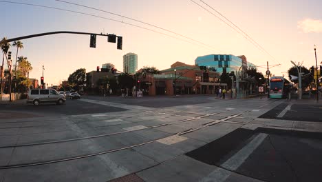 Time-lapse-De-Peatones-En-Una-Intersección-En-El-Centro-De-Tempe,-Arizona