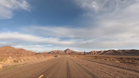 Conducir-El-Parque-Nacional-Del-Valle-De-La-Muerte-En-Una-Carretera-Asfaltada-Con-Nubes-Mixtas-En-El-Cielo