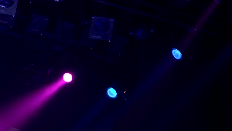 el foco a través del humo en el escenario. equipo de iluminación. luces de efecto. escáner. cambiadores de color. yugo móvil. cabeza móvil