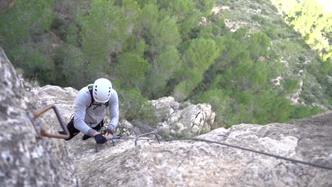 Ascensión-Vía-Ferrata-En-Grupo-De-Amigos