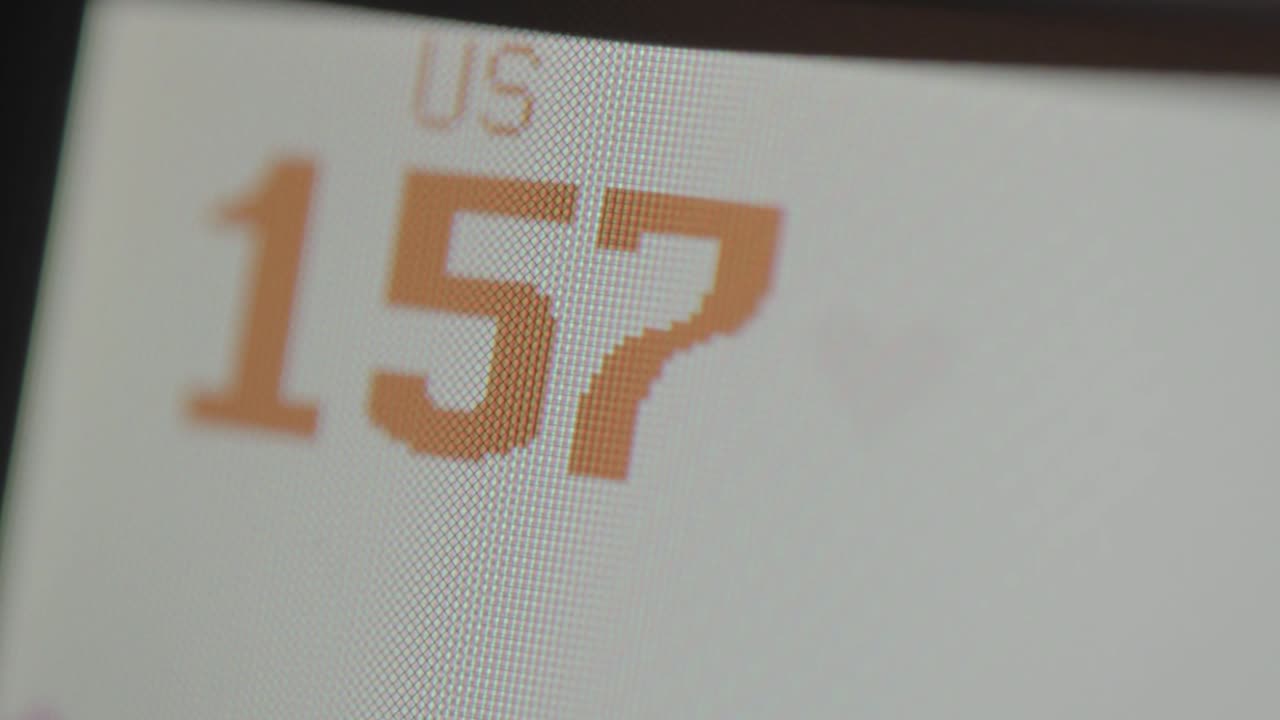 primer plano de la pantalla de un monitor cardíaco que toma lecturas de un bebé dentro del vientre de una mujer embarazada