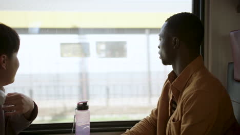 amigos hablando en el tren