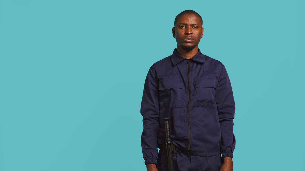 위협적인 포즈에서 위협적인 경비원의 초상화