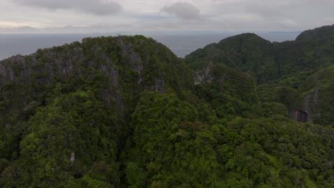 Drone-footage-from-PhiPhi-islands-in-Thailand-footage-of-incredible-Thai-landscapes-incredible-nature-with-insane-rocks,-beaches,-hills,-ocean-adn-boats