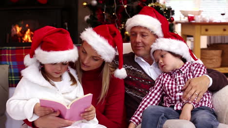 Familia-Feliz-Leyendo-Juntos-Un-Cuento-Navideño