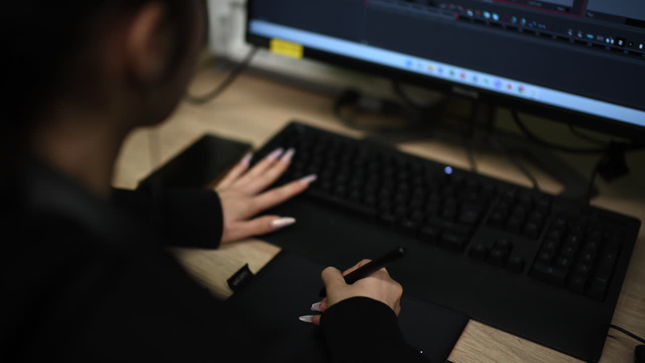 Chisinau, Moldavia - 15 de marzo de 2026: Primer plano de un artista digital dibujando en una tableta junto a un teclado