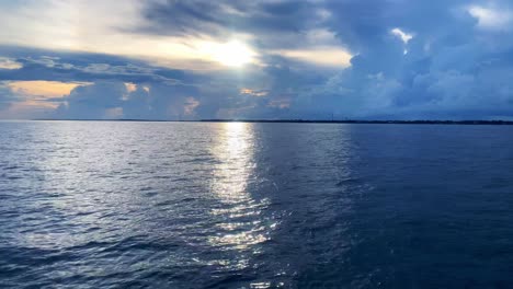 Magnífico-Clip-Del-Océano-Y-La-Formación-De-Nubes-Sobre-él-En-El-Complejo-De-Islas-De-Los-Cayos-De-Florida