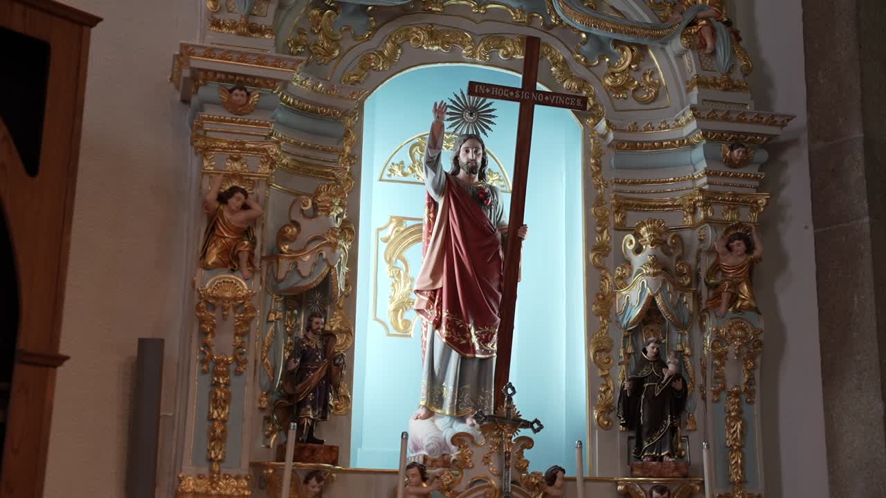 intrincado altar de la iglesia con cristo con detalles ornamentados de oro