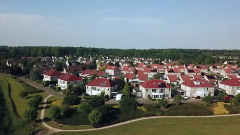 Drohnenansicht-Des-Villenviertels-In-Dronten,-Flevoland,-Niederlande