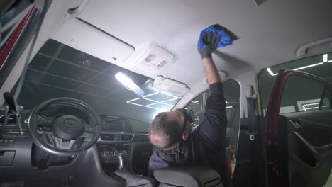 limpieza profesional de automóviles. lavado de sars. detalles interiores. limpieza en seco y detalles del interior de un automóvil. limpeza profunda de asientos. limpeza de espuma en el lavado de automóviles; limpieza del panel del automóvil del polvo. una aspiradora