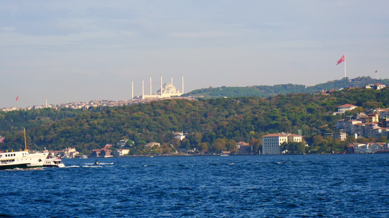 vista del bósforo de estambul con la mezquita