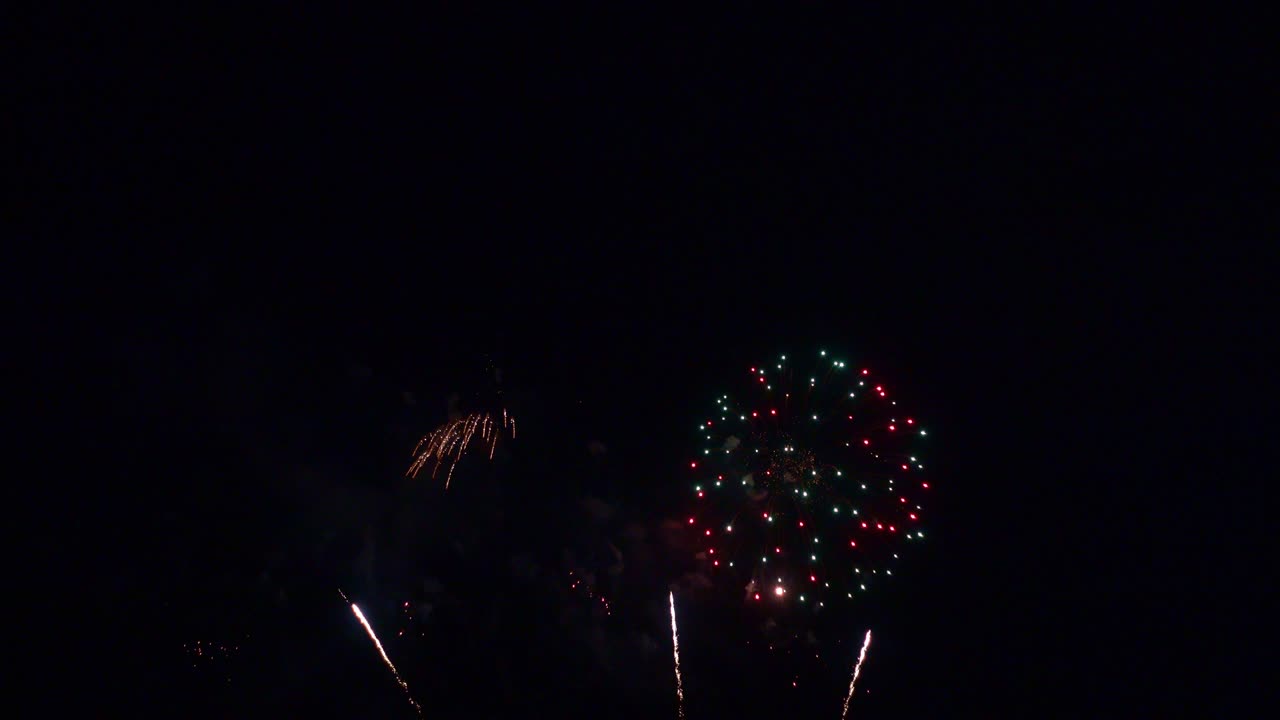 hermosa exhibición de trabajo de fuego colorido por la noche para la celebración en el festival