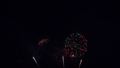 hermosa exhibición de trabajo de fuego colorido por la noche para la celebración en el festival