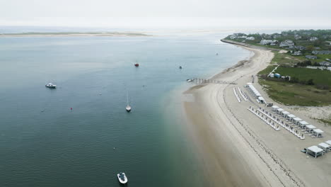 Barcos-En-El-Puerto-De-Chatham,-Cape-Cod,-Massachusetts.