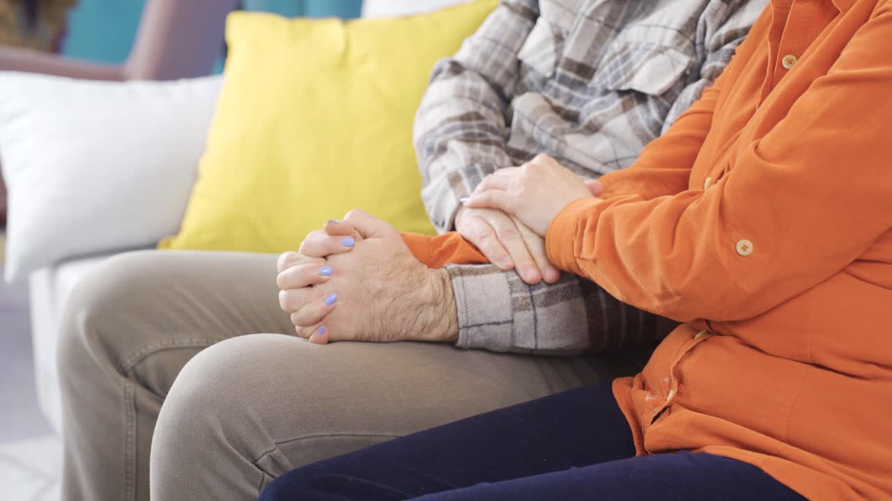 손을 잡은 커플.