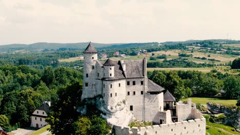 vista aérea de la mañana en el castillo real medieval bobolice