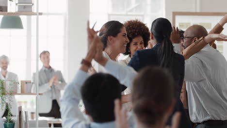 Glückliche-Geschäftsleute,-Die-Den-Erfolgreichen-Unternehmenssieg-Feiern.-Kollegen,-Die-Bei-Einer-Bürobesprechung-Einen-High-Five-Feiern,-Genießen-Siegenden-Erfolg