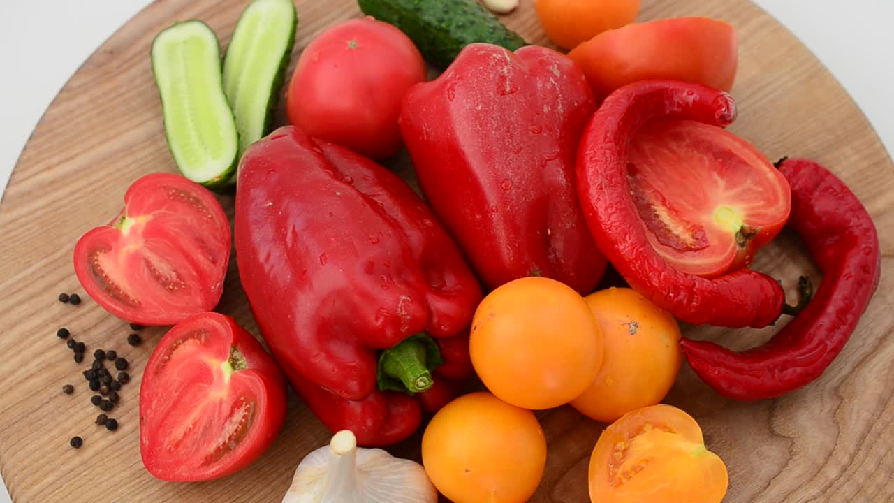 Legumes em uma tábua de cozinha. Filmagem em movimento.