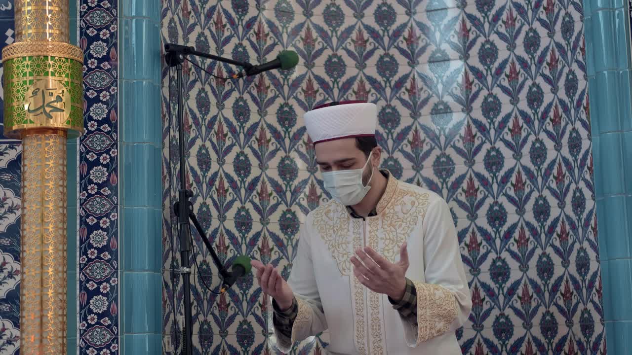 전염병 동안 모스크에서 기도하는 청년