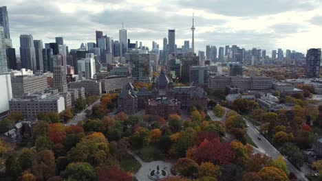 antena ancha de queen&#39;s park y el horizonte de toronto que revela grandes desarrollos de edificios de la ciudad