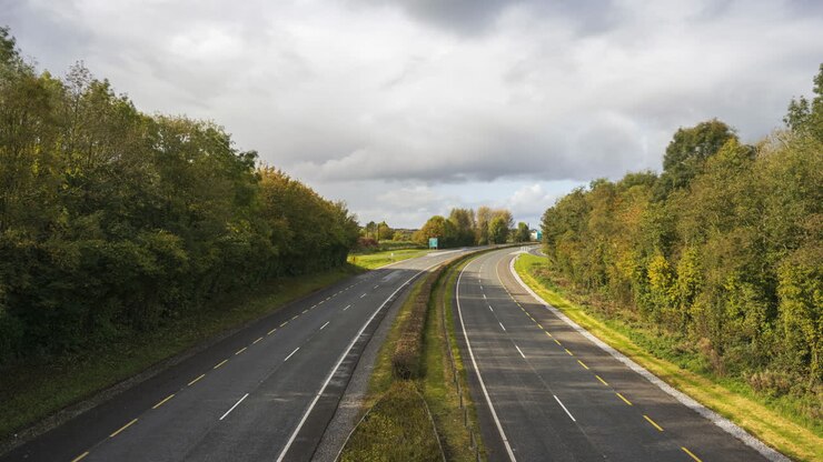 Time-lapse del traffico stradale con auto che passano durante il giorno in Irlanda.