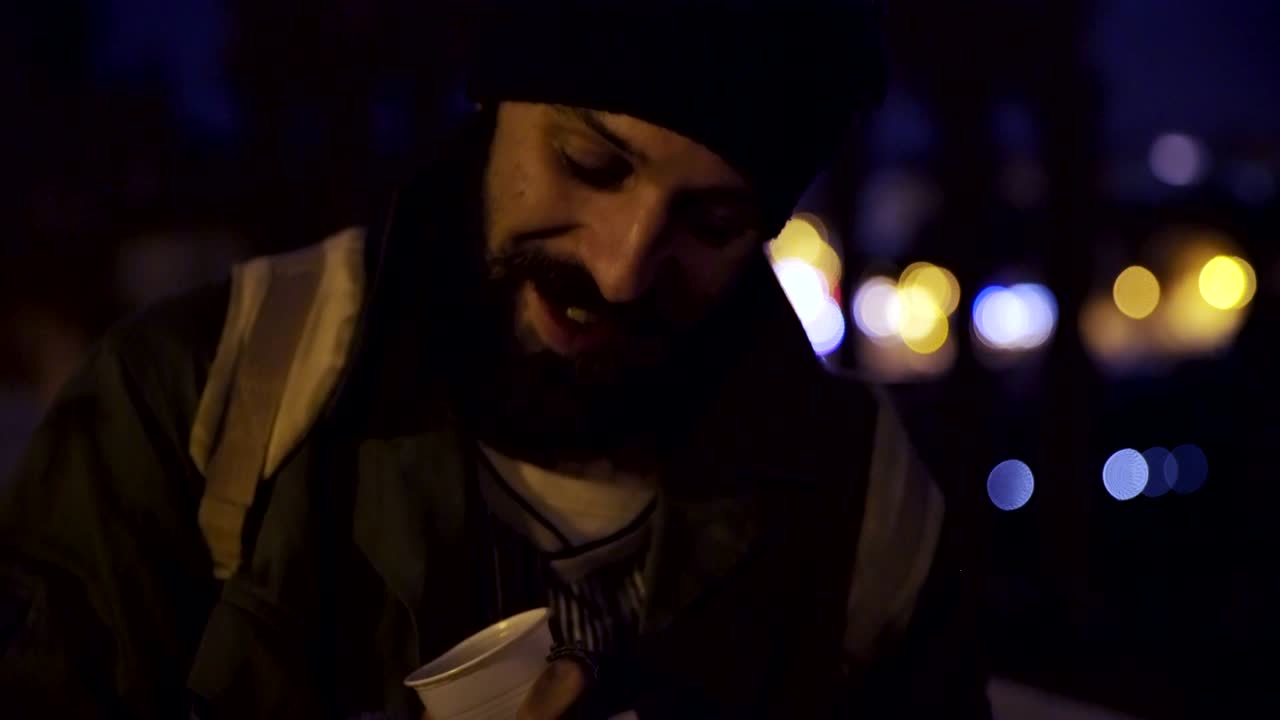 голод, нищета, деньги - нищие подсчитывают деньги ночью.