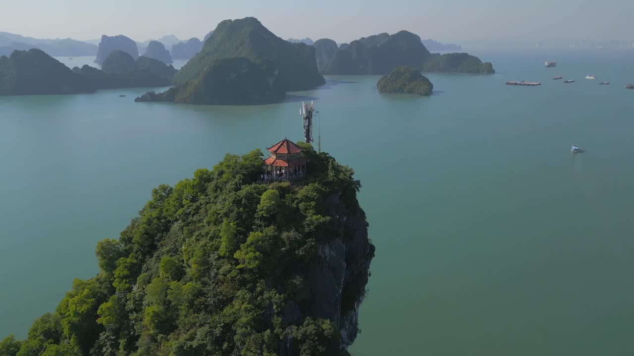 ha long bay 4k 드론은 베트남의 험난한 절벽에 아지는 극심한 파도의 풍경입니다.
