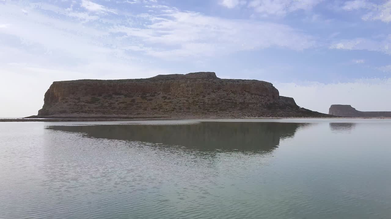 balos mpalos drone bajo volando sobre laguna