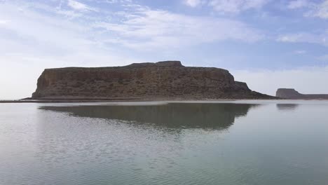 Balos-Mpalos-Drone-Bajo-Volando-Sobre-Laguna