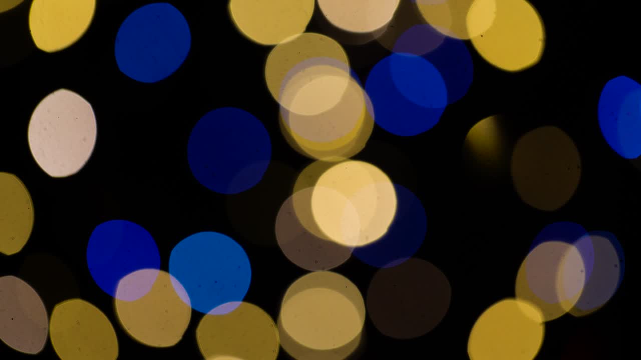 luces borrosas de chtistmas sobre un fondo oscuro