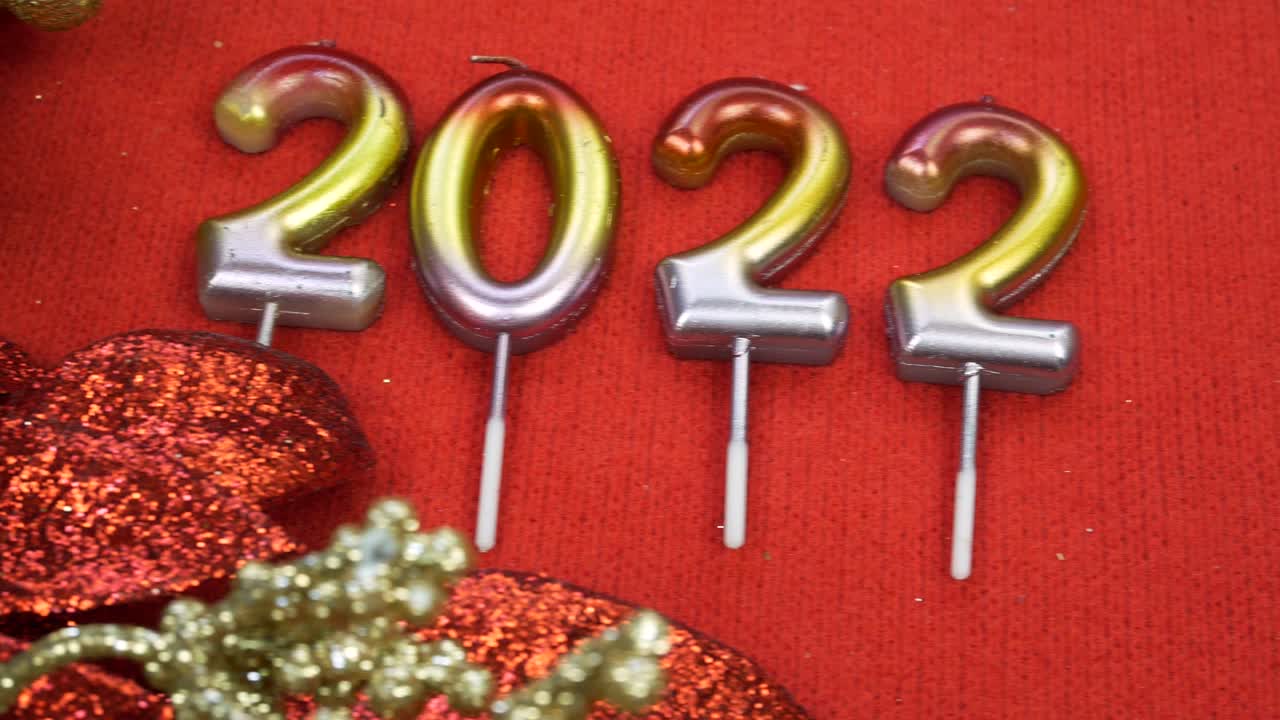 números del año nuevo 2022 en fondo rojo