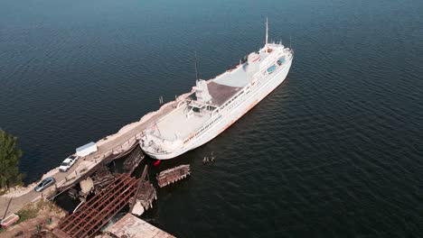 Rotating-around-the-Milwaukee-Clipper-during-renovation