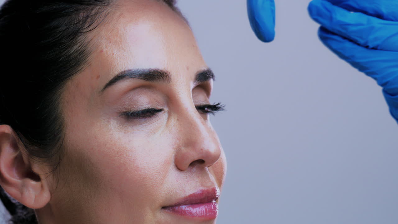 Donna che riceve un'iniezione cosmetica per la riduzione delle rughe