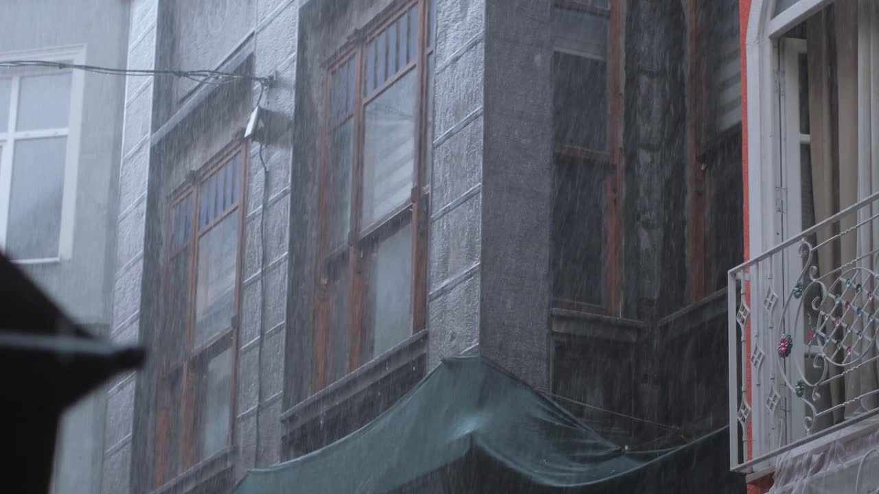 vista de la calle lluviosa de un viejo edificio