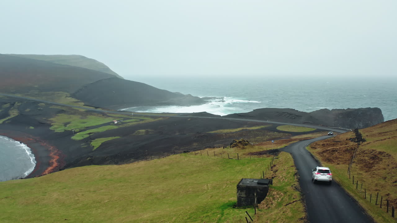 아이슬란드 해안선 위에서 드라마틱한 드론 촬영