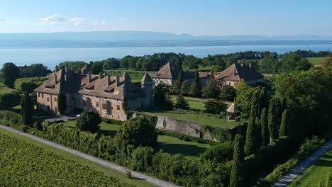 Vistas-Aéreas-De-Un-Castillo-Con-Sus-Jardines-En-Thonon,-Francia