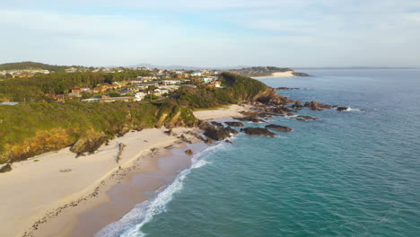 forster burgess beach en la costa de nueva gales del sur, australia, vista aérea del amanecer