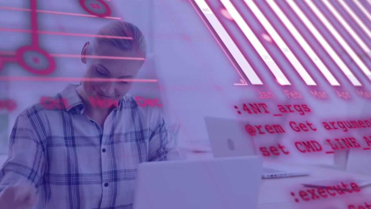 animación del procesamiento de datos financieros sobre una mujer de negocios caucásica que usa una computadora portátil en la oficina