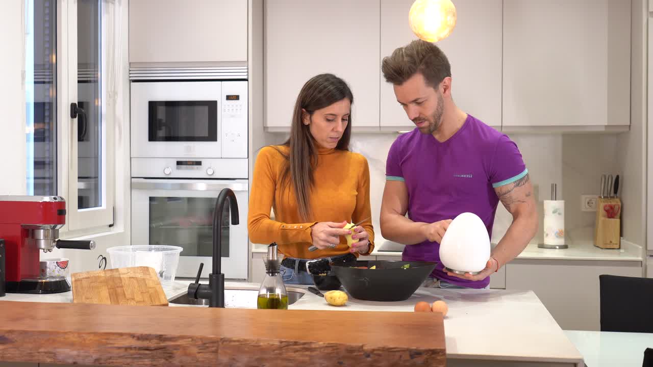 pareja cocinando juntos en la cocina