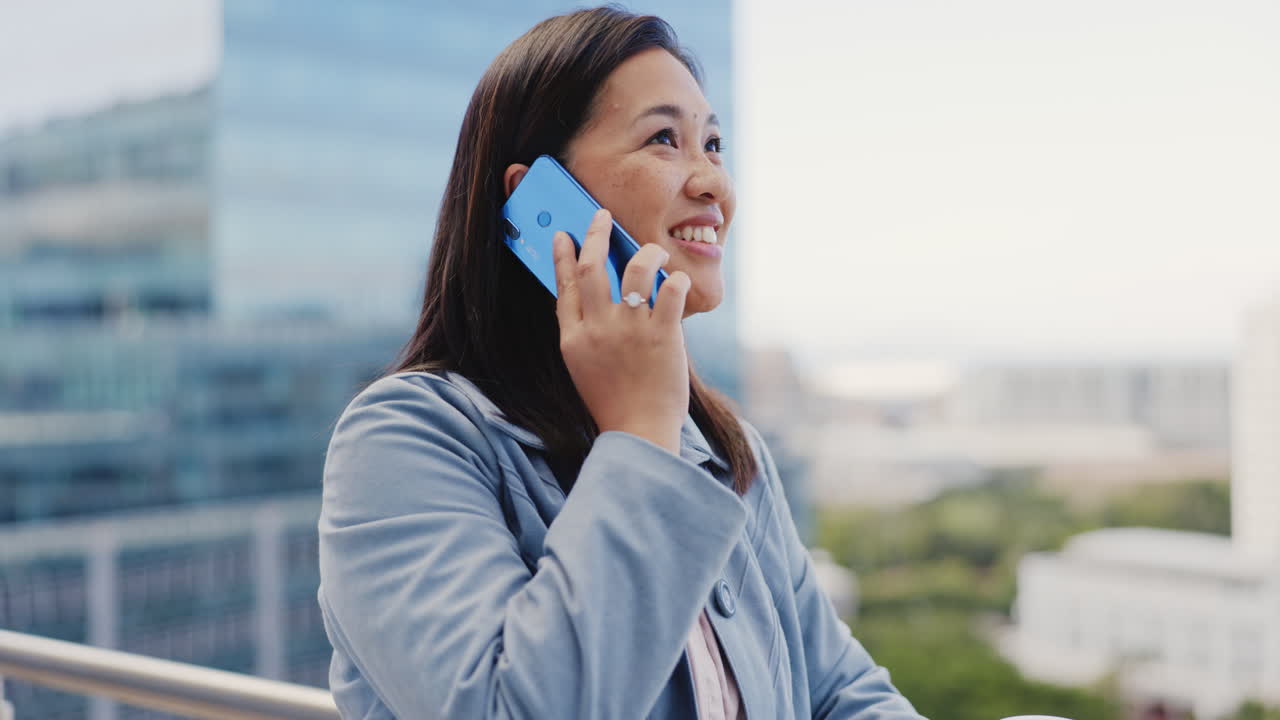 비즈니스 여자, 전화 통화와 도시에서 커피